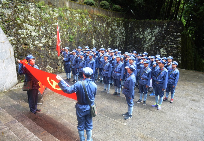 革命烈士博物馆前重温入党誓词